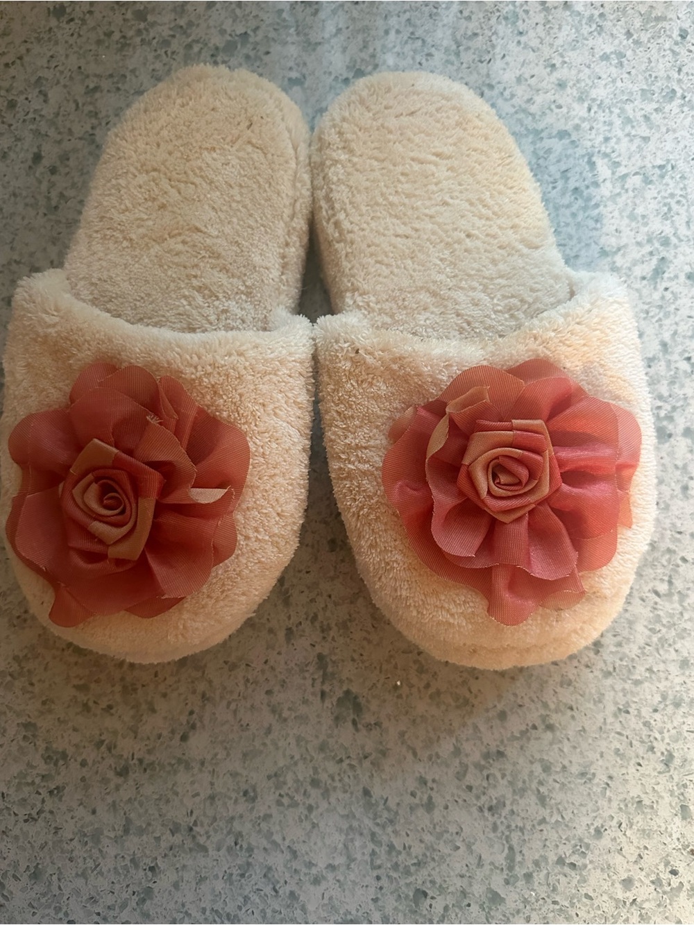 Plush Cream Women’s Spa Slippers with Coral Flower Accent size 6-7